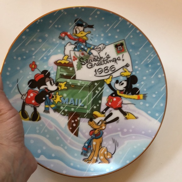 ⭐️Host Pick⭐️ - Vintage 1986 Disney Christmas plate - Picture 3 of 15